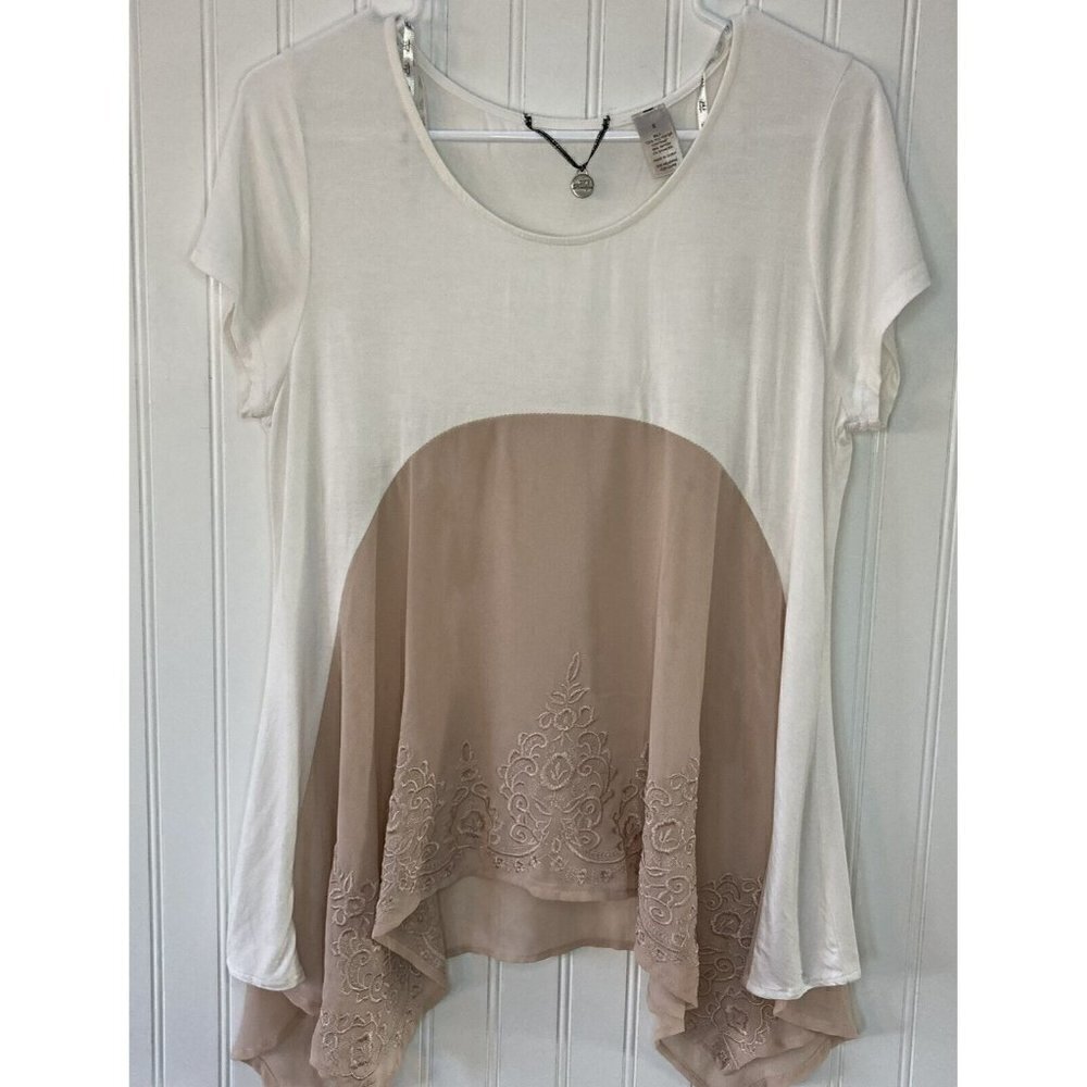 bke Boutique Women’s Cream Blush Tan Embroidered Chiffon Shark Hem Top Blouse-S